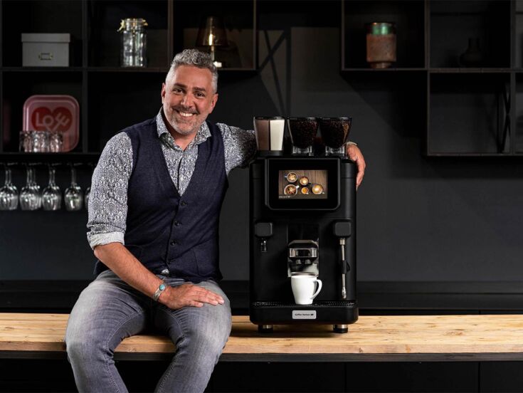 Roland Trettl mit Kaffeevollautomat von Kaffee Partner