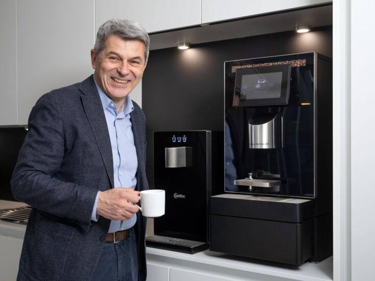 Volker Breid genießt neue Kaffeevollautomaten und Wasserspender von Kaffee Partner