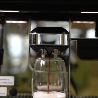 Habt ihr heute schon alles aus eurem Kaffeeautomaten rausgeholt ? ☕️🤔

Mit den Kaffeeautomaten von Kaffee Partner sind einige besondere Spezialitäten möglich!😇
Garantiert findest du auch deine liebste Kaffeespezialität!

-> Unsere Geräte findest du unter dem Link in der Bio.

#kaffee#kaffeepause☕️#lattemacchiato#espresso#kakao#kaffeepartner