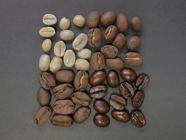 Kaffeebohnen in verschiedenen Stadien der Röstung - Kaffeesorten