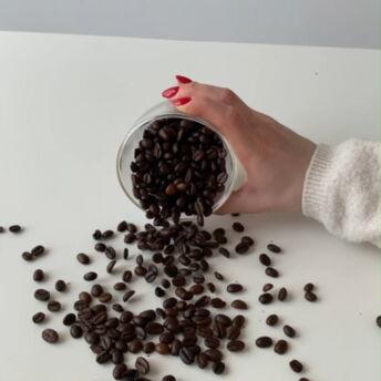 Wusstest du schon, dass sich der Geschmack von gemahlenem Kaffee schon nach 20 Minuten verändert ?! 🤭 ☕ 

Deswegen empfehlen wir Kaffee als ganze Bohne zu kaufen und ihn erst vor Gebrauch zu mahlen. 🧐 

#kaffeepartner #gemahlenerkaffee #kaffeebohne #coffee #coffeetime