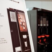 BARISTA Velluto & BARISTA Duro: Unser Team hat den Check gemacht! ☕️🔥
Was passiert, wenn unsere eigenen Mitarbeitenden die Kaffeevollautomaten mal so richtig fordern?  Die BARISTA Velluto und die BARISTA Duro wurden auf Herz und Nieren geprüft! 🛠️
Unser Fazit: Die Geräte liefern auch dann noch perfekt ab, wenn es im Office mal stressig wird. Ob beim schnellen Espresso zwischen zwei Meetings oder der intuitiven Reinigung am Feierabend, die Qualität stimmt einfach. ✨
Welche Features dürfen für euch bei einem Vollautomaten nicht fehlen? Verratet es uns in den Kommentaren! 👇
#KaffeePartner #Gerätetest #InsideKaffeePartner