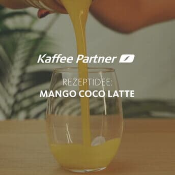 ☕ ☀️ Hol dir den Sommer ins Glas!

Mangopüree, Kokosdrink, ein Schuss Espresso und Mango-Kokos Eiswürfel – fertig ist dein Mini-Urlaub im Glas.
Auch wenn du nicht am Strand sitzt, sondern am Schreibtisch: Gönn dir den Geschmack von Sommerpause! 🧊🥭☕

Für den Mango Coco Latte benötigst du:
🥭 Mangopüree
🥥 Kokosnussmilch (Drink)
☕ Espresso
🍯 Agavendicksaft oder Ahornsirup
🧊 Eiswürfel aus halb Mangopüree, halb Kokosmilch

👉 Das Rezept findest du in unseren Highlights.

💬 Welches Getränk darf bei dir im Sommer nie fehlen? Schreib’s in die Kommentare!

#mangococolatte #kaffeepartner #mango #eiscafe #kaffeerezept #cocolatte