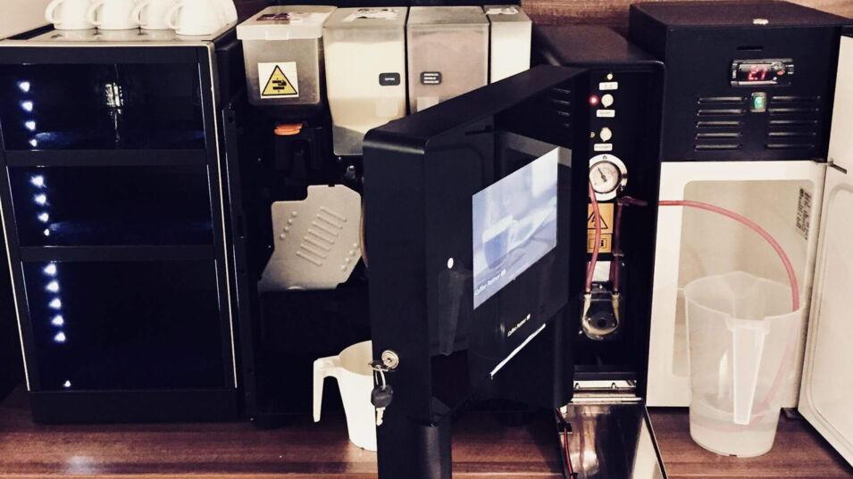 Der Kaffeevollautomat multiBona3 von Kaffee Partner wird gereinigt