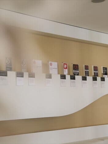 Unsere Awards aufgereiht in der Firmenzentrale