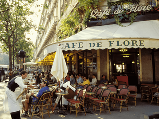 Gäste sitzen draußen im berühmten Pariser Café de Flore