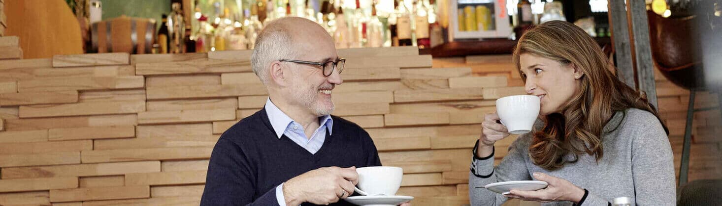Cappuccino aus Gastro Kaffeevollautomat im Café genießen