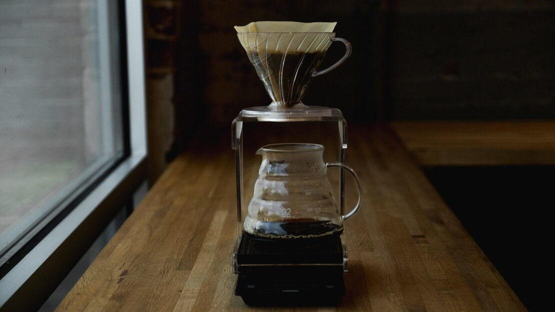 Entkoffeinierter Kaffee mit Kaffeebohnen