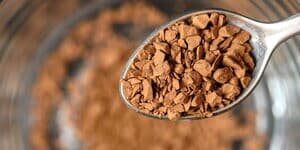 Instantkaffee aus Verpackung nehmen