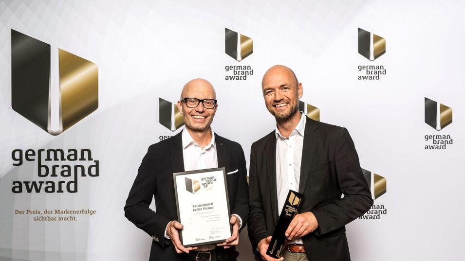 Bernd Heimann und Thore Brors erhalten den German Brand Award für Kaffee Partner