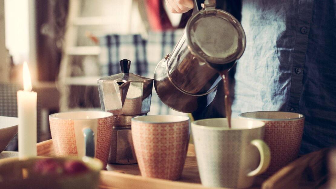 Kaffee wird in Tassen gegossen