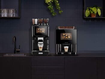 Kaffeeautomaten mit Wasseranschluss auf Küchenzeile