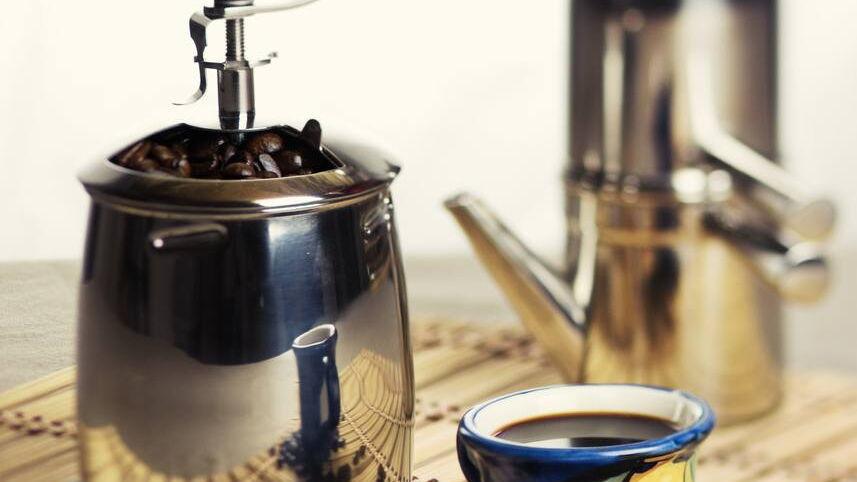 Kaffeekanne Napoletana, eine Kaffeemühle und eine Kaffeetasse