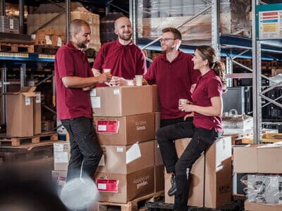 Mitarbeitende aus dem Lager machen eine Kaffeepause