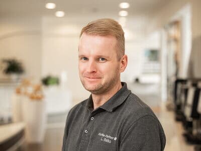 Mitarbeiter lächelnd bei Kaffee Partner im Forum