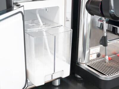 Milchschlauch zieht Milch aus dem Milchbehälter