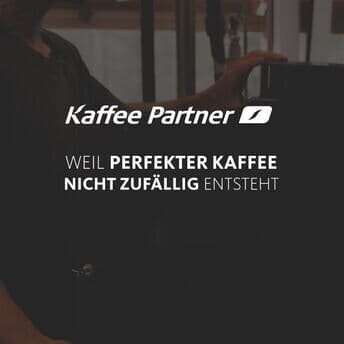Ein Kaffee? ☕ „Ich brauche gerade keinen, aber danke.“ ☹️ Zack – und ein kleines Herz ist gebrochen.
Doch wie ist der perfekte Kaffee eigentlich entstanden? Zufällig wohl eher nicht. ⏪
Also spulen wir zurück – bis dorthin, wo mit Leidenschaft, Know-How und einem feinen Gespür für Details gearbeitet wird. In unserer Werkstatt. 🔧

Von unserem Team werden die Automaten individuell vorbereitet: mit den passenden Modulen, euren persönlichen Einstellungen und Wunschspezialitäten 🧑‍🍳👃👅 – ganz so, wie ihr es braucht. Damit vor Ort alles läuft. Und schmeckt. 

So wird aus einem Kaffeevollautomaten euer Kaffeemoment.

#KaffeePartner #MitLiebegemacht #Kaffeevollautomat #KaffeeimBüro #personalisierbar