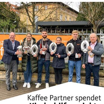 🎄🎁 Kaffee Partner for Kids – Jede Tasse zählt! 🎁🎄

Auch in diesem Jahr unterstützen wir mit unserer Nikolaus-Aktion zwei wichtige Projekte in Osnabrück: die Kindertafel und das Projekt Kindermahlzeit der kath. FABI.

Für jedes intern getrunkene Heißgetränk aus unseren Kaffeevollautomaten spenden wir 5 Cent. Gemeinsam mit den Einnahmen aus einem Azubi-Waffelverkauf und der zusätzlichen Aufstockung durch die Geschäftsführung kam so eine beeindruckende Spendensumme von 10.000 Euro zusammen. Unsere Azubis haben darüber hinaus Schokonikoläuse organisiert, um den Kindern zum Nikolaustag eine kleine Freude zu bereiten. 🍫✨

In diesem Jahr waren wir auch persönlich vor Ort: Geschäftsführer Jörg Baumgart und zwei Mitarbeitende besuchten die Osnabrücker Tafel, trafen die Vertreter der Kindertafel und der Kindermahlzeit – und erhielten bei einer Tasse Kaffee aus dem bereitgestellten Vollautomaten wertvolle Einblicke in deren Arbeit. Unsere Spende ermöglicht unter anderem ein gesundes Frühstück für Kinder an Osnabrücker Schulen durch die Kindertafel und ein warme, frisch gekochte Mittagessen für nur 1 Euro pro Kind im Familienbistro der Kindermahlzeit. Im Anschluss konnten sie vor Ort noch alle Räumlichkeiten und viele Tätigkeiten der Mitarbeitenden sehen.

Der Besuch hat uns einmal mehr gezeigt, wie viel Engagement und Herzblut in diesen Projekten steckt. Wir sind dankbar, diese Initiativen unterstützen zu dürfen – und freuen uns, dass jede Tasse Kaffee dazu beiträgt. ❤️🎁

Du willst mehr zu dem Thema erfahren? Dann klick den Link in Bio.