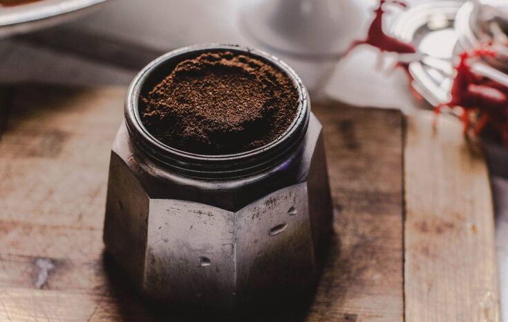 Espresso in Mokkakanne auf dem Tisch