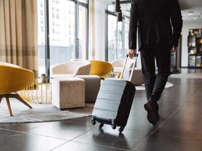 Kunde checkt im Hotel ein