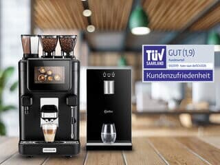 Eine Zeitung liegt auf einem Tisch, darauf steht eine Tassee Kaffee und ein Glas Wasser.