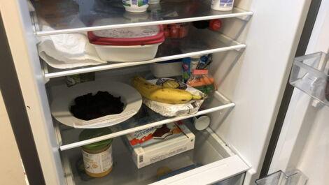 Ein Teller mit Kaffeesatz im vollen Kuehlschrank hilft gegen Geruch