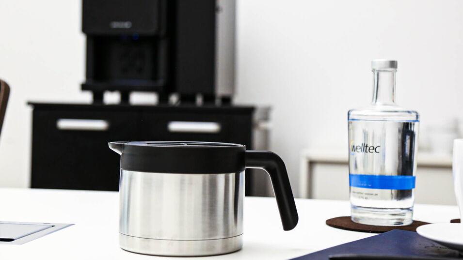 Kanne Kaffee im Büro