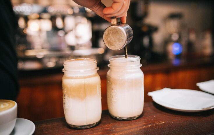 Milchkaffee in glaesern auf einem holztisch