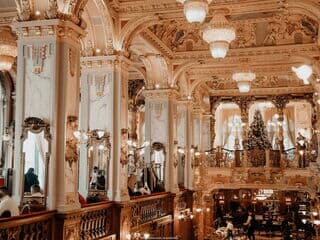 Weihnachtsbaum im prunkvollen Café mit vergoldeten Verzierungen