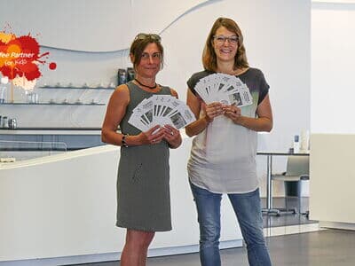 Spendenübergabe: Zoo-Karten für Kinder