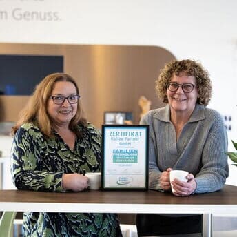 Kaffee Partner erneut als „Familienfreundlicher Arbeitgeber“ ausgezeichnet! 🌟

Zum dritten Mal in Folge wurde Kaffee Partner vom Arbeitskreis „Familienfreundliche Arbeitgeber“ im Rahmen des Familienbündnisses der Region Osnabrück als „Familienfreundlicher Arbeitgeber Osnabrück“ ausgezeichnet. 🏆

Damit wird bestätigt, dass Familienfreundlichkeit bei uns gelebte Praxis ist und nicht nur ein Anspruch. Unsere Mitarbeitenden profitieren bereits heute von zahlreichen Angeboten:

⏰ Flexible Arbeitszeitmodelle & Arbeitszeitkonten
🏠 Mobiles Arbeiten
👶 Kindernotfallbetreuung
💪 Gesundheitsangebote & Präventionsmaßnahmen
📚 Schulungen zu Stress- und Zeitmanagement
🎟️ Finanzielle Unterstützungen wie Geburtsbeihilfe oder Zoo-Sponsoring

Gesundheit im Fokus
Neben Familienfreundlichkeit legen wir großen Wert auf die mentale und körperliche Gesundheit unserer Mitarbeitenden. Seit letztem Jahr bieten wir in Kooperation mit der Caritas betriebliche Sozialberatung an und bauen unsere Gesundheitsangebote weiter aus.

💡 Unser Ziel: Mitarbeitende langfristig gesund, motiviert und leistungsfähig halten.

Familienfreundlichkeit ist für uns keine Pflicht, sondern Überzeugung. Mit unseren Angeboten möchten wir auch weiterhin ein attraktiver Arbeitgeber in der Region Osnabrück bleiben.

Mehr zur Auszeichnung: https://www.kaffee-partner.de/de/ueber-uns/auszeichnungen

#KaffeePartner #Familienfreundlich #Osnabrück #WorkLifeBalance #GesundheitAmArbeitsplatz #MitarbeitendeImFokus