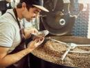 Barista an einer Kaffeeröstmaschine
