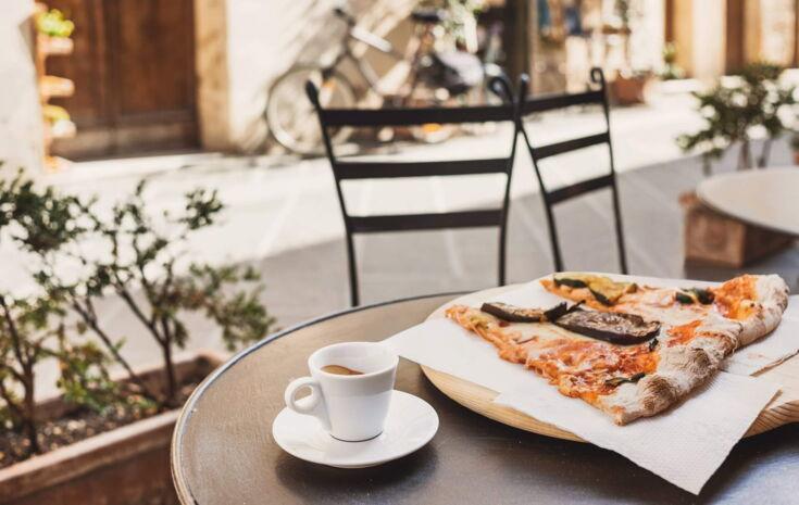 Espresso zum Essen reichen