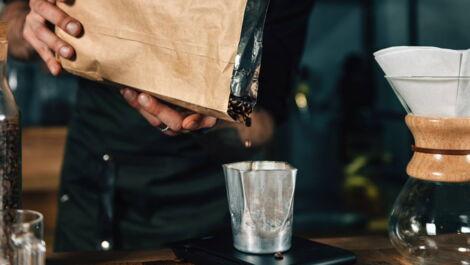 Kaffeebohnen werden für die Mahlung gewogen