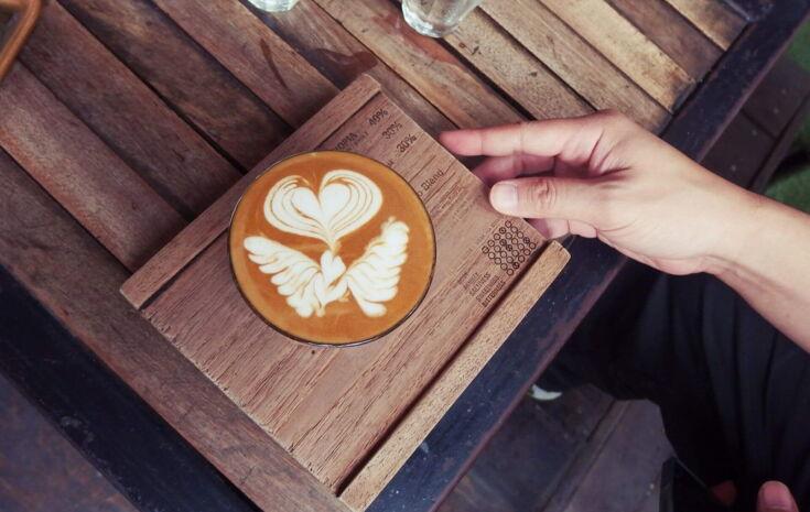 Kaffeetasse mit Latte Art Flügel und Herz