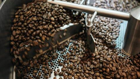 Kaffeebohnen werden im Trommelröster gewendet