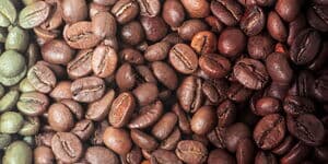 Ungeröstete bis stark geröstete Kaffeebohnen