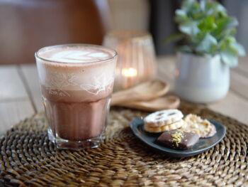 Kakaogetränk im Café trinken