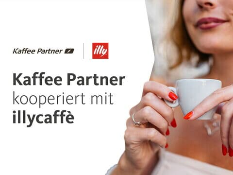 Grafik zur neuen Kooperation zwischen Kaffee Partner und illycaffè: Links die Markenlogos und der Text „Kaffee Partner kooperiert mit illycaffè“, rechts eine Person, die eine Espressotasse hält.