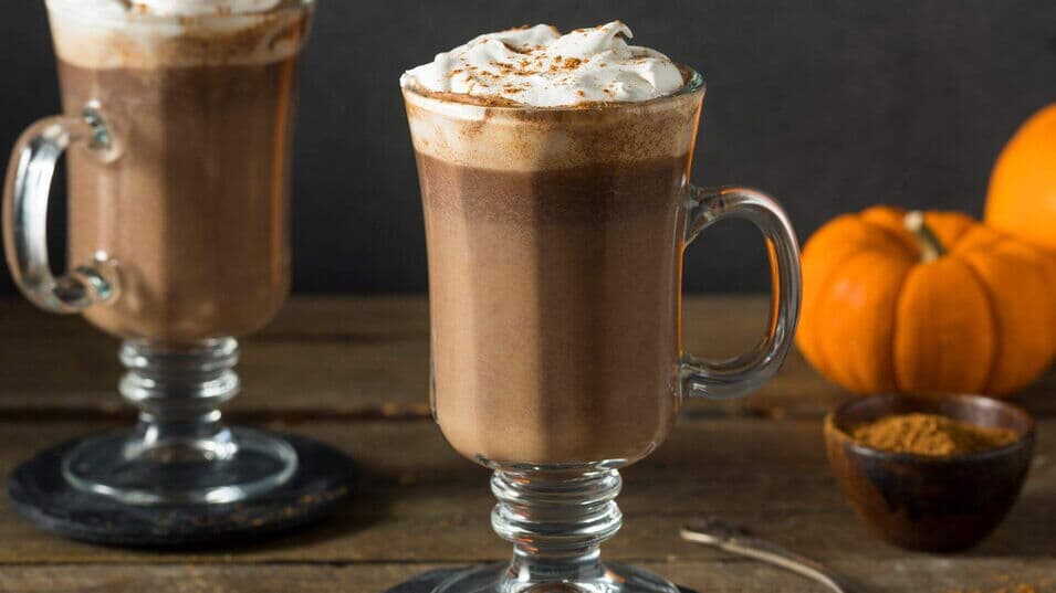 Zwei Kürbis Trinkschokolade serviert auf einem Tisch