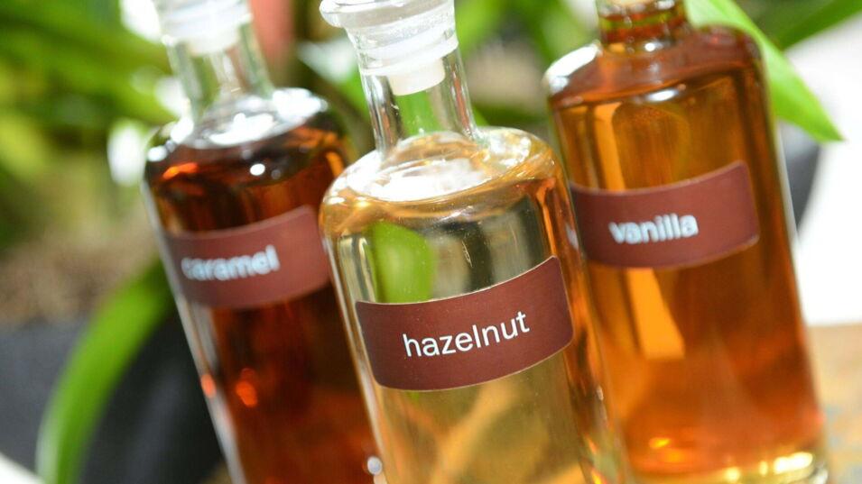 Sirup in Flaschen mit den Geschmacksrichtungen Haselnuss, Vanille und Karamell