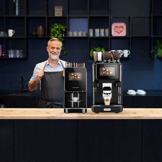 Barista präsentiert Kaffeevollautomaten von Kaffee Partner
