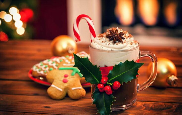 Weihnachtskaffee mit Dekoration auf einem Tisch