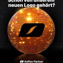 Schon von unserem neuen Logo gehört?
Disclaimer: Die Disco-Kugel gehört nicht dazu. 🪩
Unser neues Logo ist bereits im Einsatz. Auf den ersten Blick hat sich nicht viel verändert – genau so soll es sein. Der Kern bleibt vertraut, die Anwendung wird klarer, flexibler und moderner.
Der Trend? Nur ein Spaß.
Das neue Logo? Schon echt. 😉
#KaffeePartner #Logo #Branding