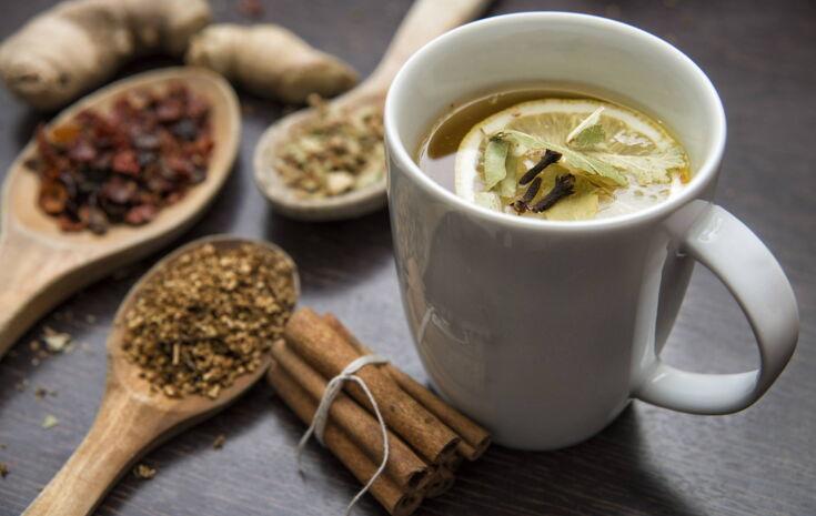 Getrocknete Kräuter mit Tasse Chai Tee