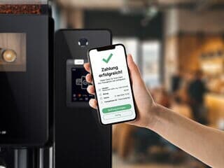 Kontaktloses Bezahlen mit Smartphone am Kaffeeautomaten