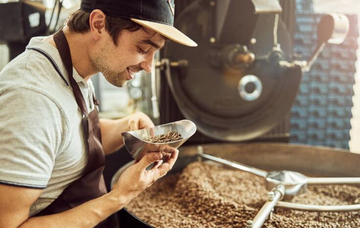 Barista an einer Kaffeeröstmaschine