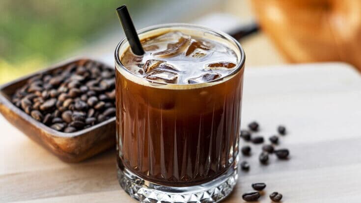 Cold Brew Kaffee steht auf einem Tisch