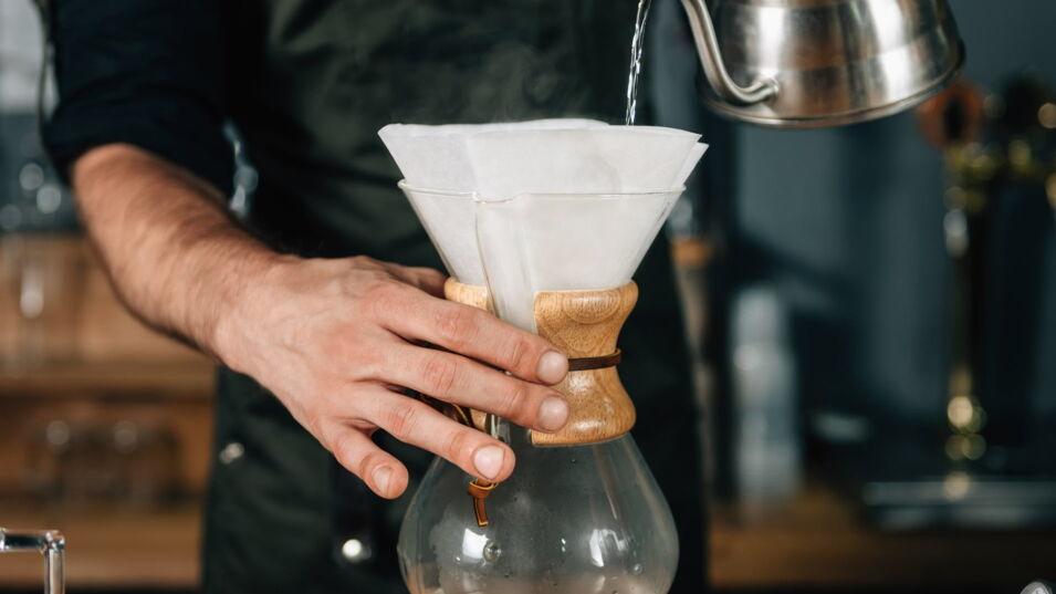 Filter in der Chemex mit Wasser aufgießen