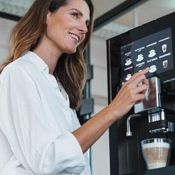 Frau-zieht-kaffee-an-barista-velluto-kaffeevollautomat